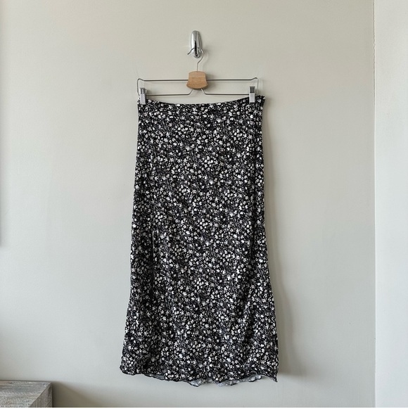URBAN Outfitters-Floral Midi Skirt With Slit (Size: Medium) - Picture 2 of 9